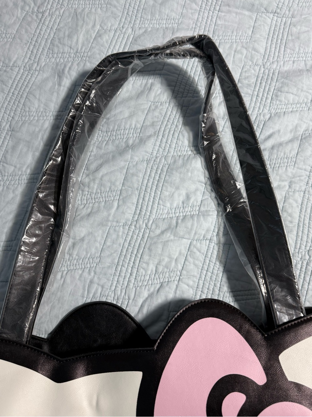 Hello Kitty XL Tote with Pink Bow zipper closure - Picture 2 of 4